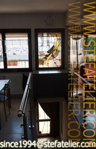 Vitrail moderne pour fenêtre cuisine et salon par Stef Atelier vitraux d'art