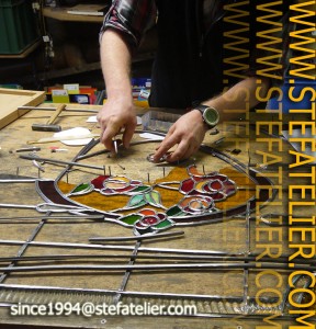 mise en plomb d'un vitrail art déco pour une maison à Nancy par Stef de Stef Atelier vitraux d'art en Lorraine meurthe et moselle