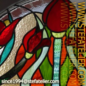 Un vitrail motif de tulipes pour fenêtre en demi-cercle par stef atelier vitraux d'art