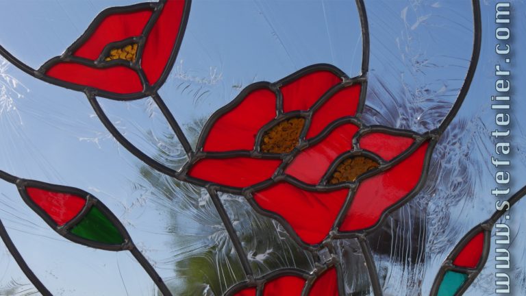 fleurs de coquelicots en vitrail au plomb