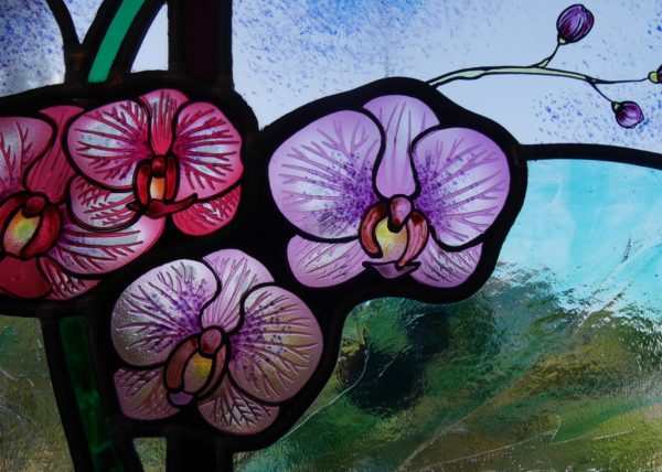 gros plan sur vitrail aux ophris orchidées