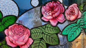 vitrail motifs de roses couleur rose