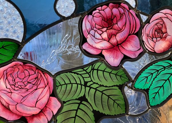 vitrail motifs de roses couleur rose