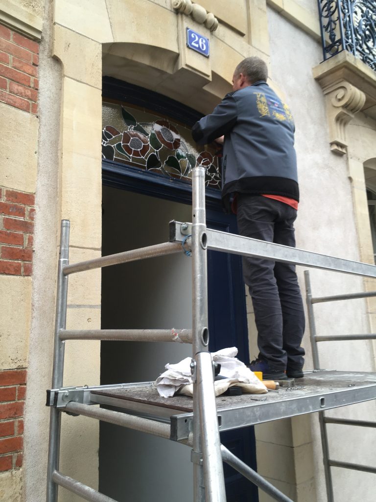 pose du vitrail aux tournesols