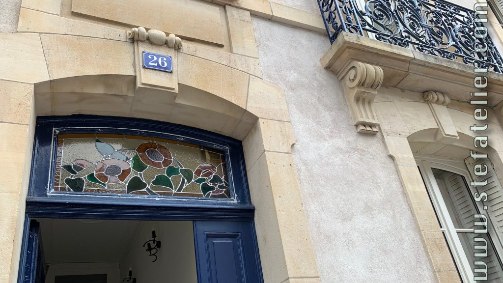 vitrail aux tournesols vu de l'extérieur