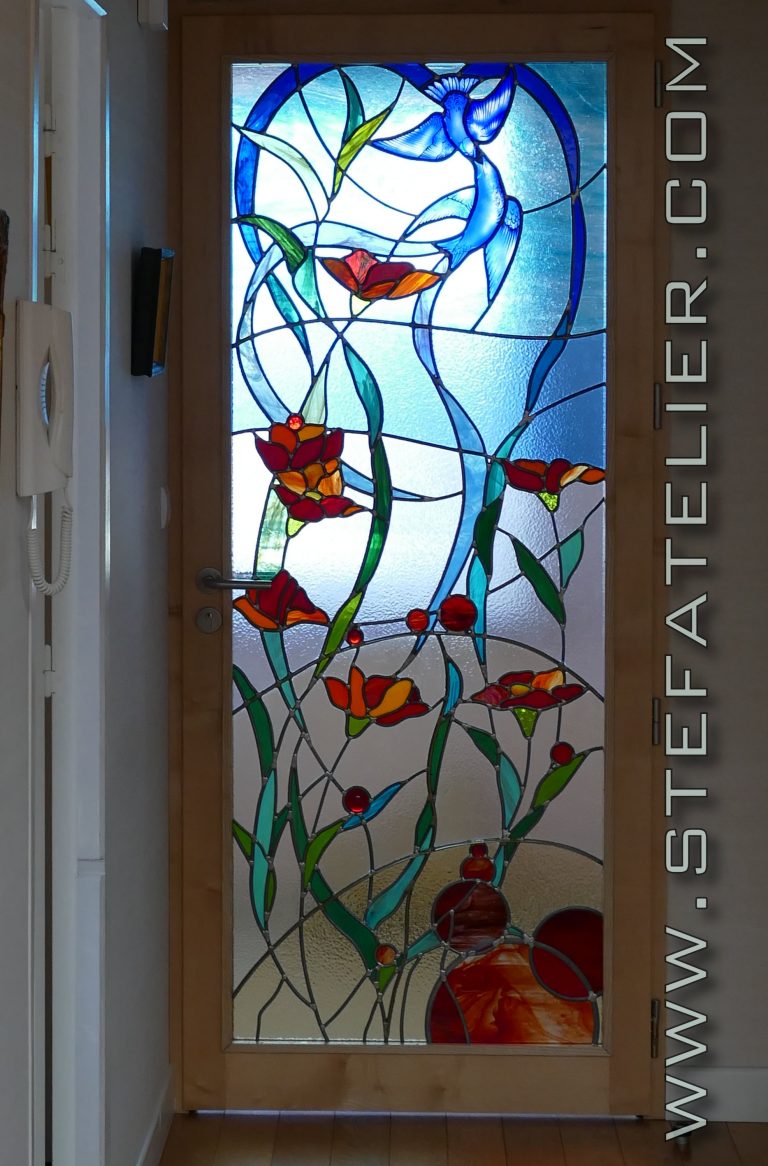 vitraux oiseaux et fleurs rouges
