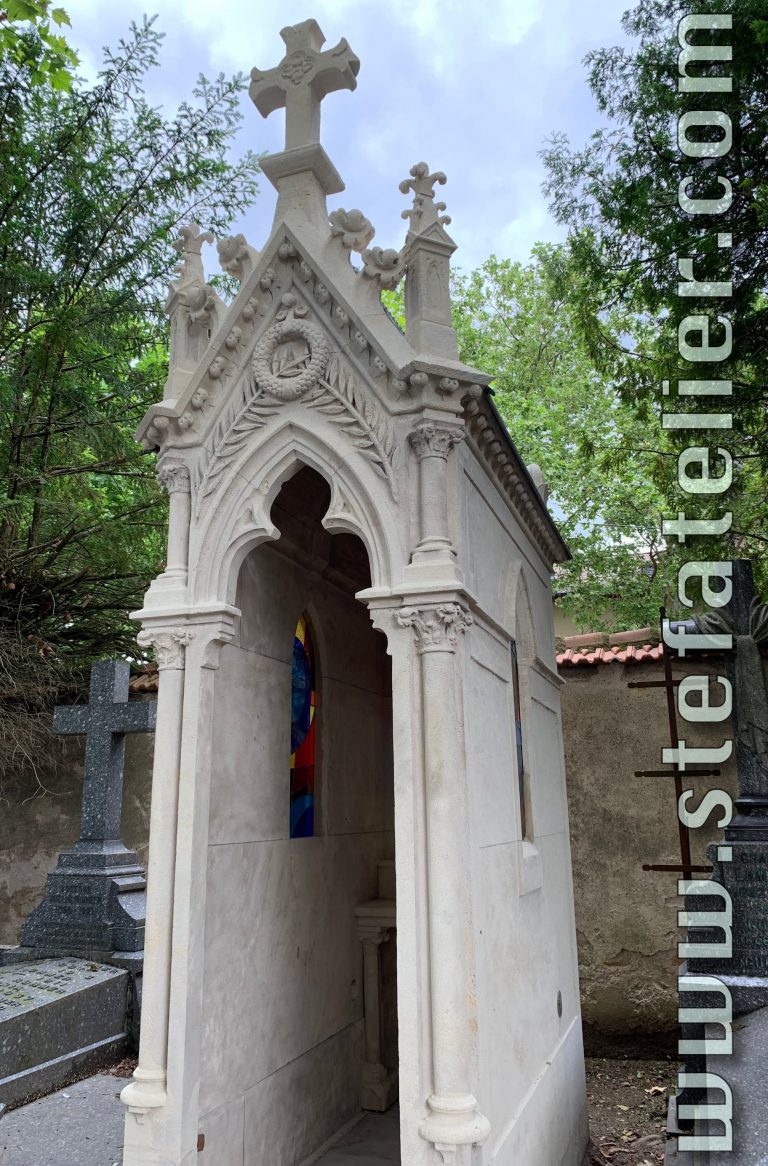 vitrail moderne dans un chapelle de cimetière à Nancy