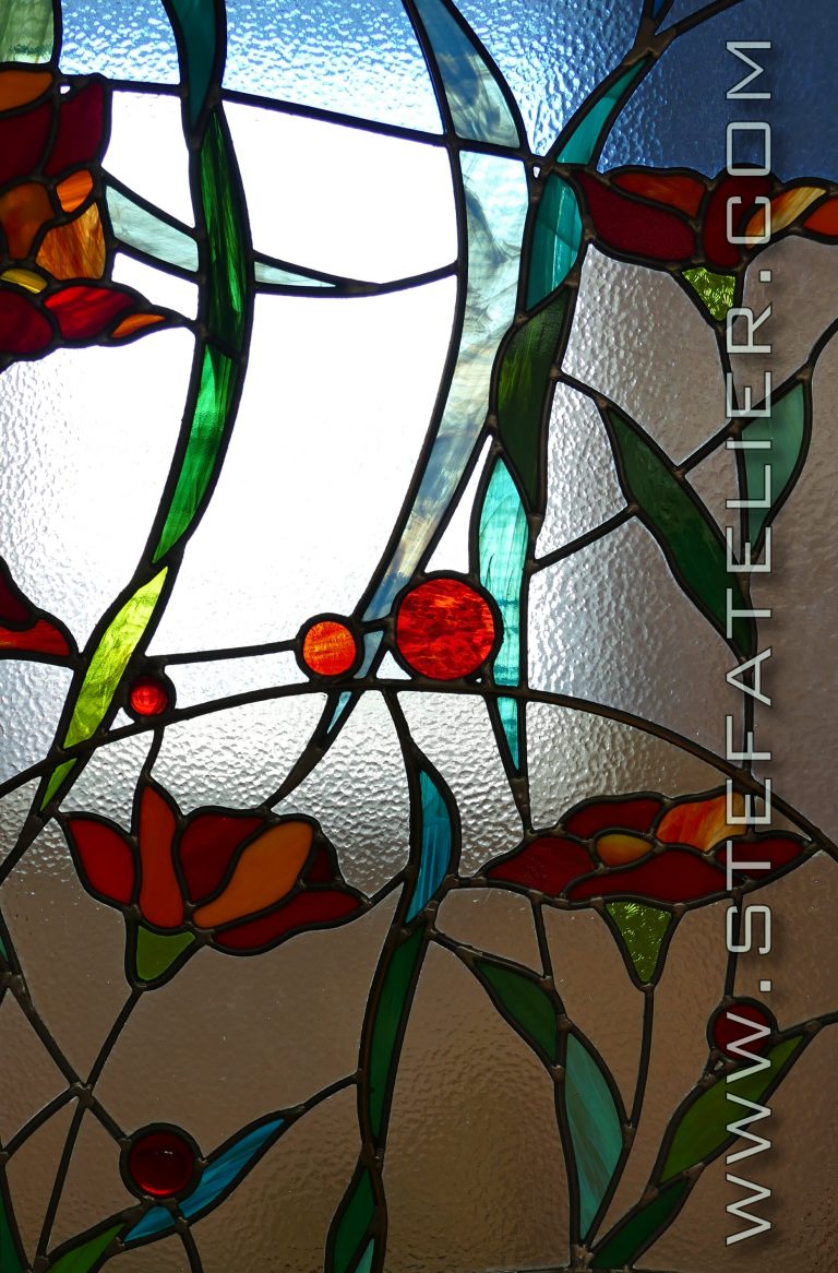 vitraux oiseaux et fleurs rouges