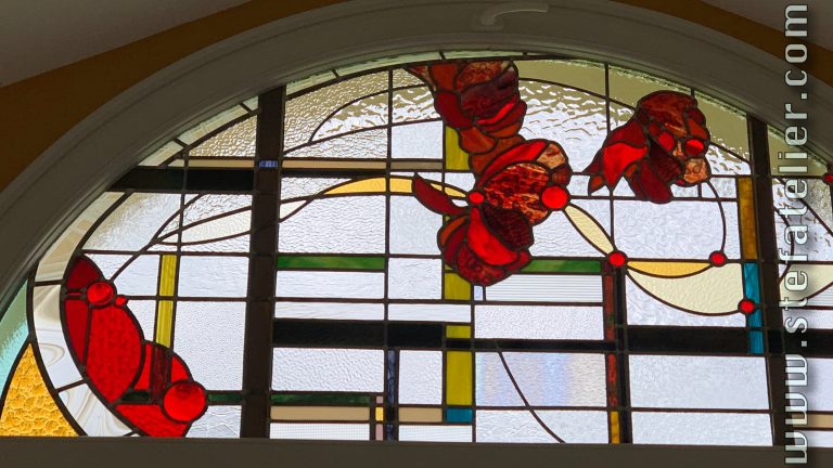 vitrail moderne pour imposte motif de fleurs rouges