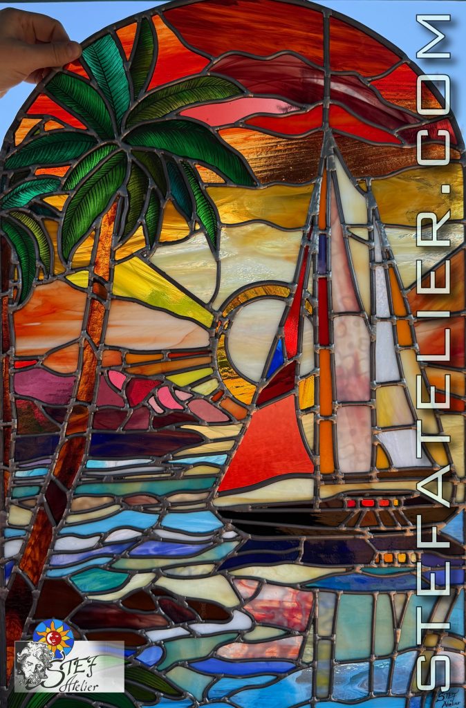 vitrail bateau à voiles et palmiers au couché de soleil