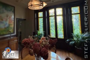 vitrerie en vitrail traditionnel avec cabochons roses à l'or