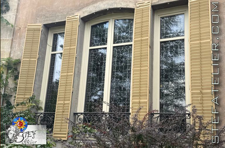 vitrerie en vitrail traditionnel vue de l'extérieur