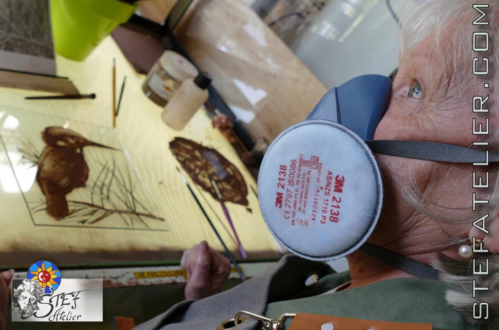 stage de vitrail peinture sur verres en cours